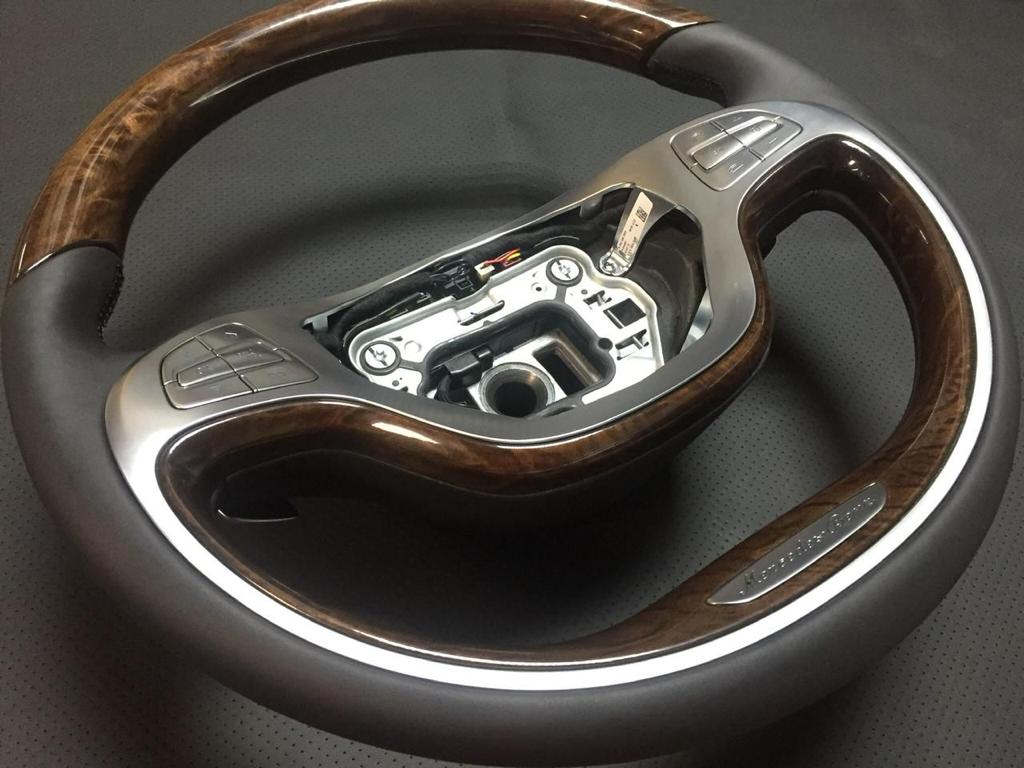 Holz- und Carbon-Innenverkleidung